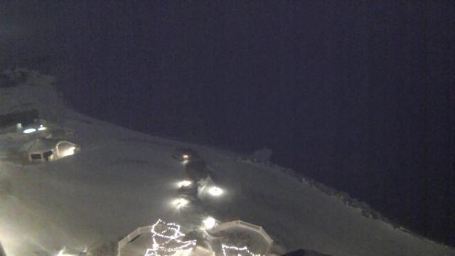 View looking NW from the Inn at Bay Harbor into Lake Michigan. // Image captured at: 2025-12-16 09:36:15 UTC (about 1 min. prior to this post) // Current Temp in Petoskey: 23.45 F | -4.75 C // Precip: overcast clouds // Wind: S at 10.357 mph | 16.66 kph // Humidity: 89%