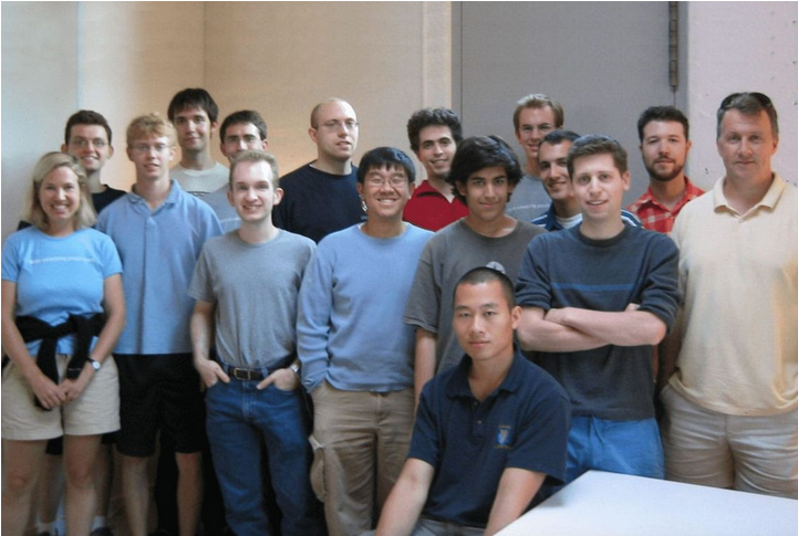 Picture of the first selection of YCombinator in 2005 where can see, standing next to each other, Aaron Swartz and Sam Altman